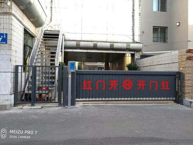 興安盟駐呼辦事處空降門，側(cè)小門